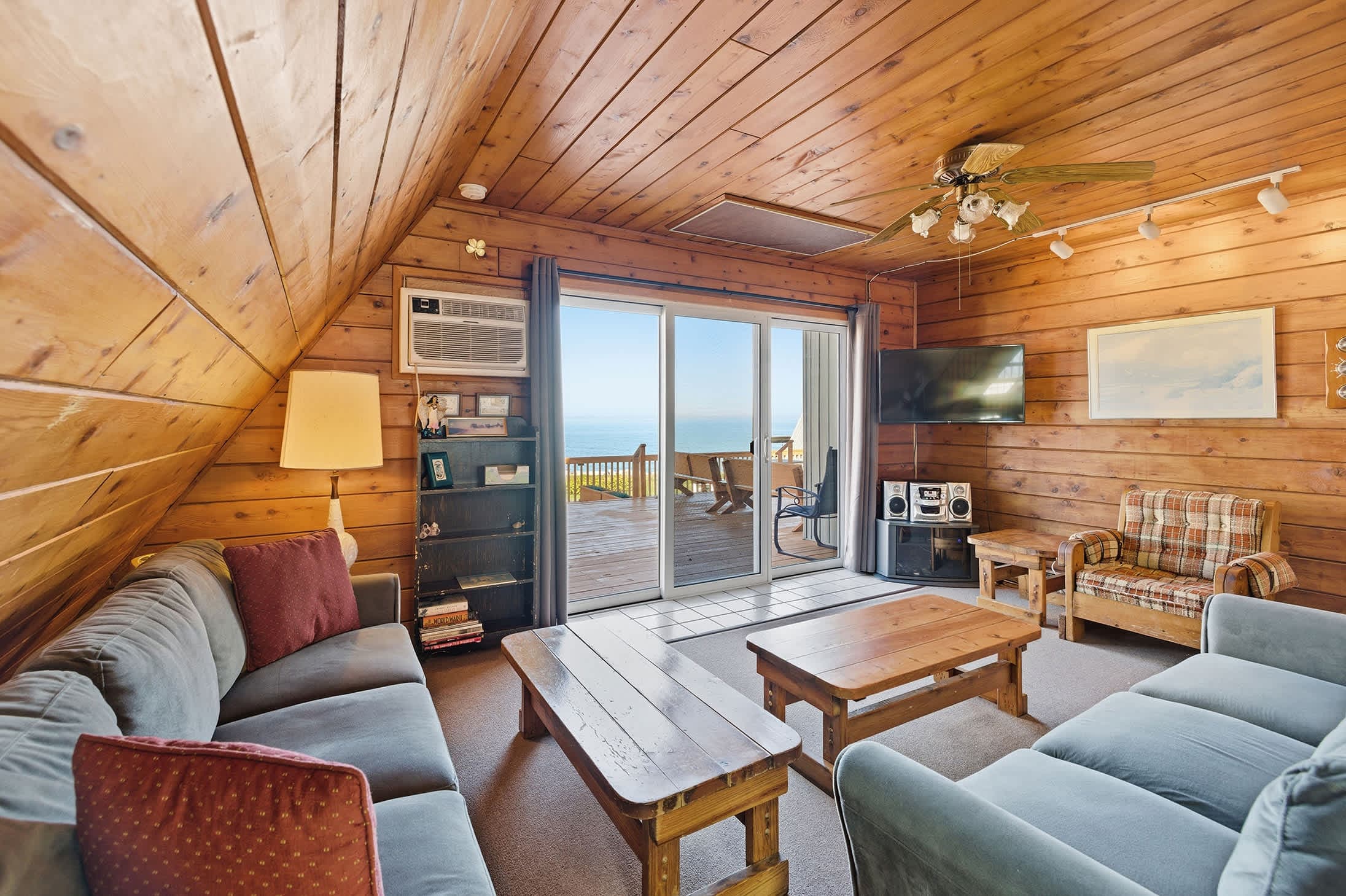 Chalet #17 w Lake Views & Resort Amenities